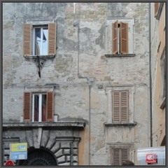 2013-09-25 Perugia, Piazza del Duca, Via del Carmine - Children playing in the alleyways, passers-by