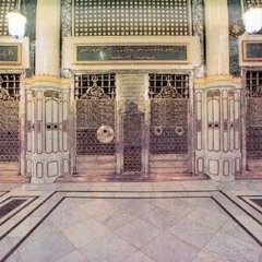 يا خير من دفنت في القاع اعظمه فطاب من طيبه القاع والاكم .. نفسي الفداء لقبر أنت ساكنه فيه العفاف وفيه الجود والكرم