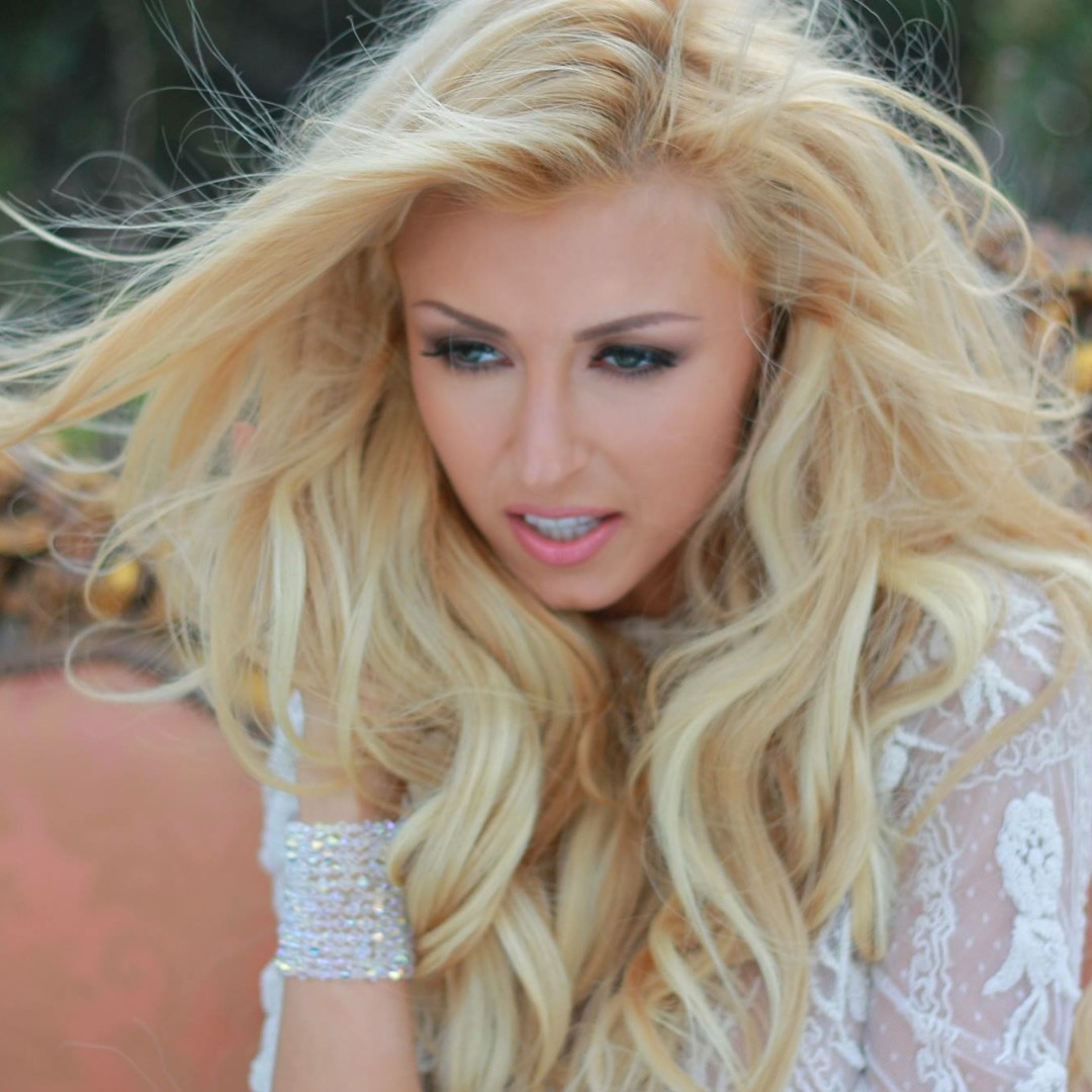 Mashinadagi qizlar yonidan otayotgan yigitlarga