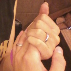 Nắm lấy tay nhau, anh nhé!