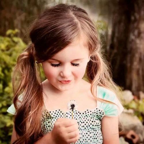 رسَمتُ فِيْ صِغَرِيْ حُلمَاً لَهُ بَآبُ . . .