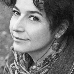 Brenna Maccrimmon- Yagmur Yagar Taş Üstüne