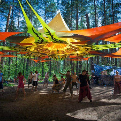 TIL KULØRTE LAMPER KOMMER VI OG TRAMPER