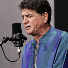 سینه مالامال درد است