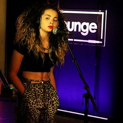 Ella Eyre - Black And Gold (Radio 1Xtra Live Lounge)