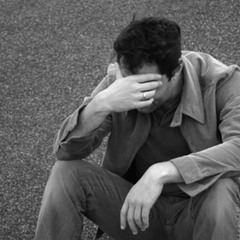 Hombre en constante tristeza