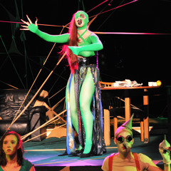 Queen of Hearts Song and Rave (aus Alice im Wunderland)