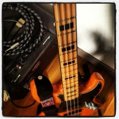 Arctic Monkeys-Do i Wanna know? Bassline