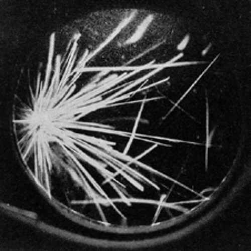 Треки заряженных частиц. Треки частиц в пузырьковой камере. Фотографии треков частиц. Фотографии треков частиц. Альфа частицы в камере вильсона.