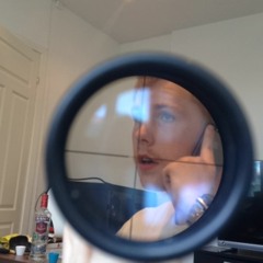 Puta du sydde under arma på meg.