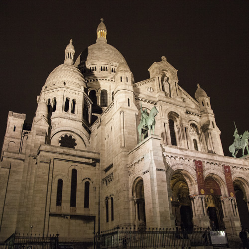 Listen to the sound of the Montmartre cobble stones.