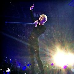 Miley Cyrus - Bangerz Tour- Drive (Live From Miami)