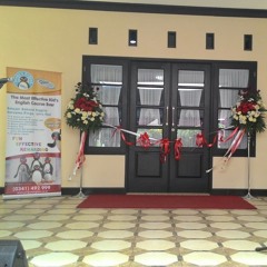 demen banget iringan music beginian .. ntar nikahan kita pake iring"an music begini ya sayang .. *ngomong sama hape* at Direct English and Pingu's English Malang