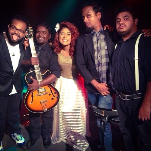 Handhaan (Unplugged) - Unoosha feat Barchie Live at Crossover 2014