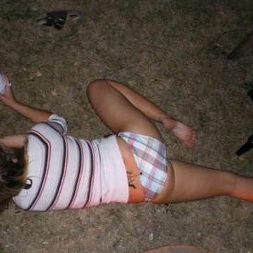 Пьяные спящие девушки фото. Молодые пьяные девочки. Домашние девушки пьяные.