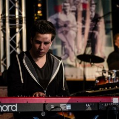 Simon Oslender - Freedom At Midnight (feat. Mitch Hillford)