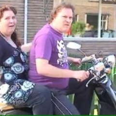 Zanger Rinus Met Romana Op De Scooter