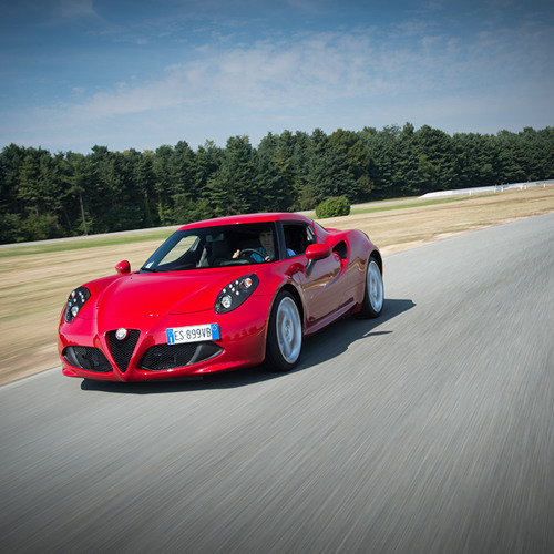 Alfa Romeo 4C engine sound: Stepping on the Gas and Driving