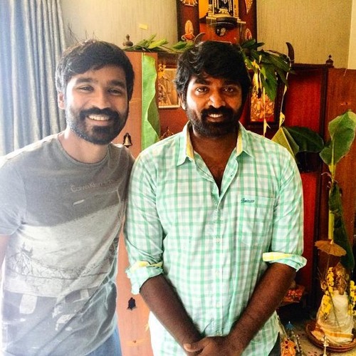 Dhanush presents Vijay a gift !