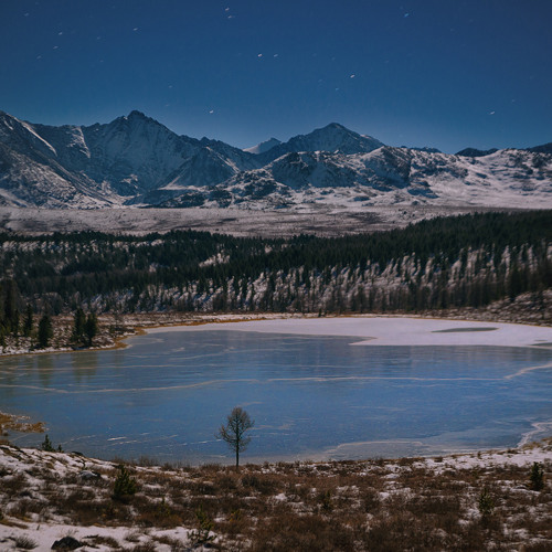 Лед 2 кто поет озеро. Хурла-кёль озеро ночью. Хурла Кель зимой. Поющее озеро.