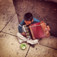 El niño del acordeon