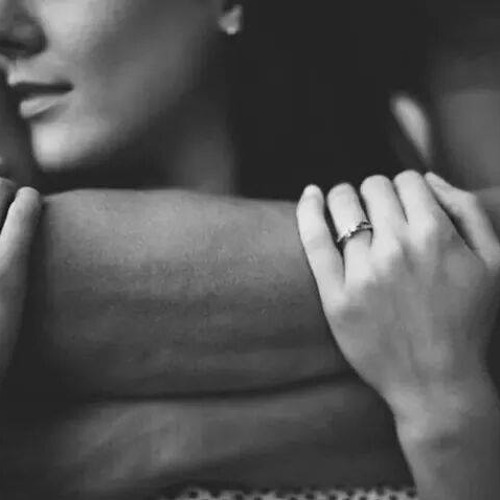 ايد عايشة تضمك _ احمد جمال