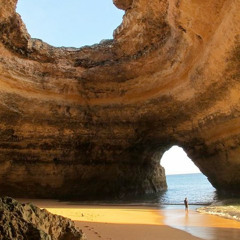 حاول  يخفي نفسه