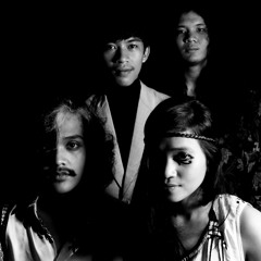 Ain't She Sweet - Edge Of The Circle (Alternate Version)