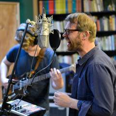 Moss - Lee J. Cobb Is Screaming A Lot (Alamo Race Track cover) op Radio 3FM (intro)