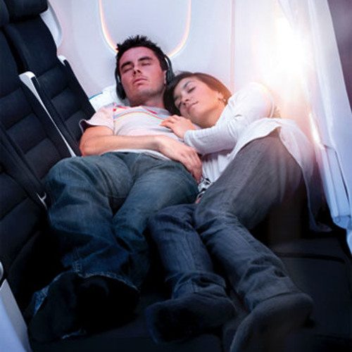 К чему снится сон лететь на самолете. Парень и девушка спят в самолёте. Спящие в самолете.