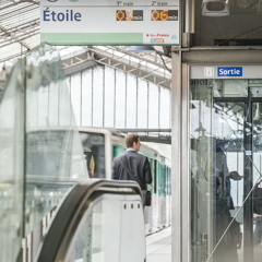 Paris, Metropolitain, RATP - "Direction Etoile, prochain train dans 1 minute"