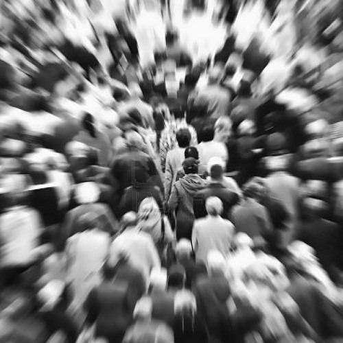 Толпа людей обнажаются среди города