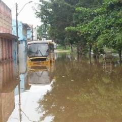 Ônibus escolar da prefeitura  de Itagibá fica encalhado em rua alagada de Ipiaú