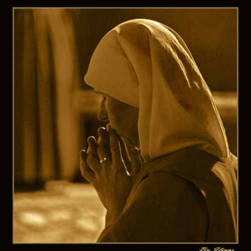 Почему молитвы плачут. Мать молится. Девушка молится. Девочка молится за маму. Мать молится за сына картинки.