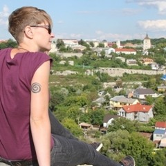 Сидя на красивом холме