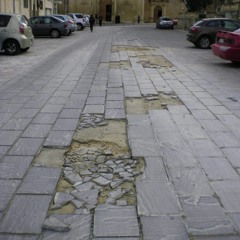 Periklu fi triq li suppost magħluqa għall-karozzi