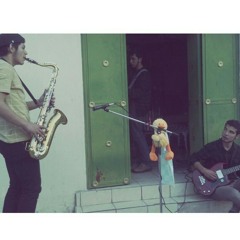 Mi error. Una canción de nosotros, en este caso solo es Coke el que canta y toca la guitarra