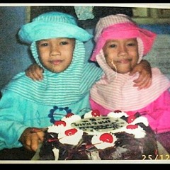 Ini suara dua orang. Sumpah dah. Yang bisa tebak suara gue yang mana keren dha