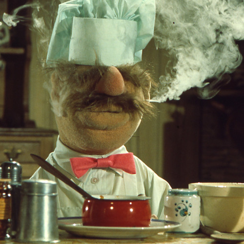 Welk 70's dessert maakt de Swedish Chef uit de Muppets hier klaar?