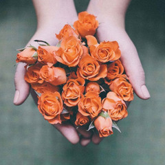♥ .. وَ إليكَـ قَد جِئتُ لِـ أتلو قِصتي حُبـاً ،، فـَ الحُب فيهـآ حُب كُل النآسِ .. ♥