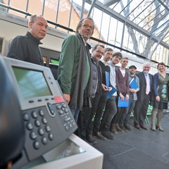 "Bitte warten - please hold the line" von Philip Lucas Bell