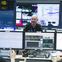 Les directeurs de vol de Houston, Moscou et Toulouse se congratulent après le désamarrage de l'ATV5