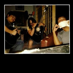 Hanya Untukmu (cover MEMO) at Basecamp Memo,.... Iseng2 nongkrong eh...ngejam deh,.... Vkl Erick,gitar Piter,kajon Abob,...peace..