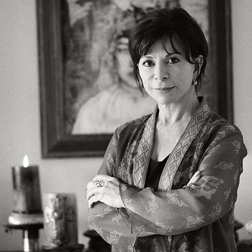 Isabel allende. Беатрис Альенде. Ривэр Изабель писатель.