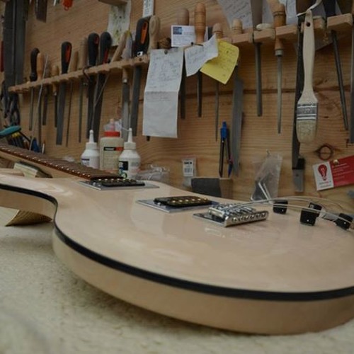 Lutherie MR aux Usines Nouvelles : Mehdi Rigaud décroche le lapsteel et raconte le slide