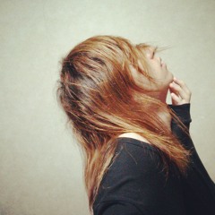 境界線 at 出逢ったのかどうかもよくわからなかった あなたを知らないままで続いてた今まで 繋がれたような気がしてた日々はどうやら こっちの勝手な勘違いだったみたい  簡単な話 あなたにあたしはいらなくなった ただの暇潰し 当てつけでしかなかった 恐れていたことが遂にやってきただけのこと 痛みも感じない傷に突き刺さる  こんな気持ちも くだらない程に 眠れない夜があったことも 何も知らないあなたはいい  涙のひとつでも流せたら いくらかマシだろう 楽だろう そうもいかずにどうしたらいい  気紛れにやってく