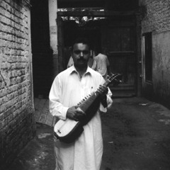 Pakistan - Músico tocando el Rubab En Walayat Khan, Peshawar; Daniel Goldaracena Book of sound.