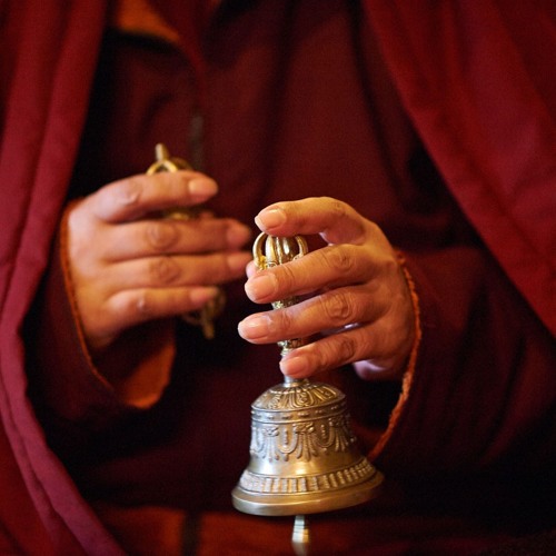 Буддизм молитва. Кольцо с молитвами буддизма. Пять чувственных