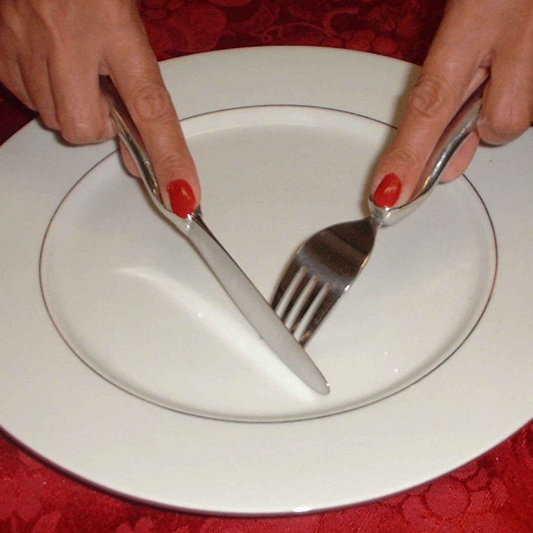 Столовые приборы сервировка. Что можно есть вилкой. Этикет за столом. Столовые приборы для рыбных блюд. Тарелка с вилкой.