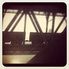 Окно мое тяжелой шторой завесь